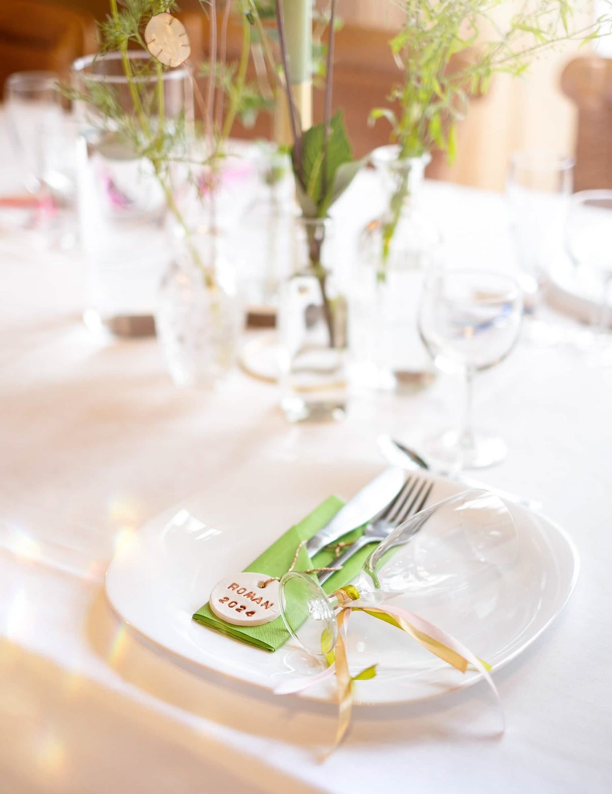 Ambientación sobre una mesa de fiesta con servilletas de papel verde limón