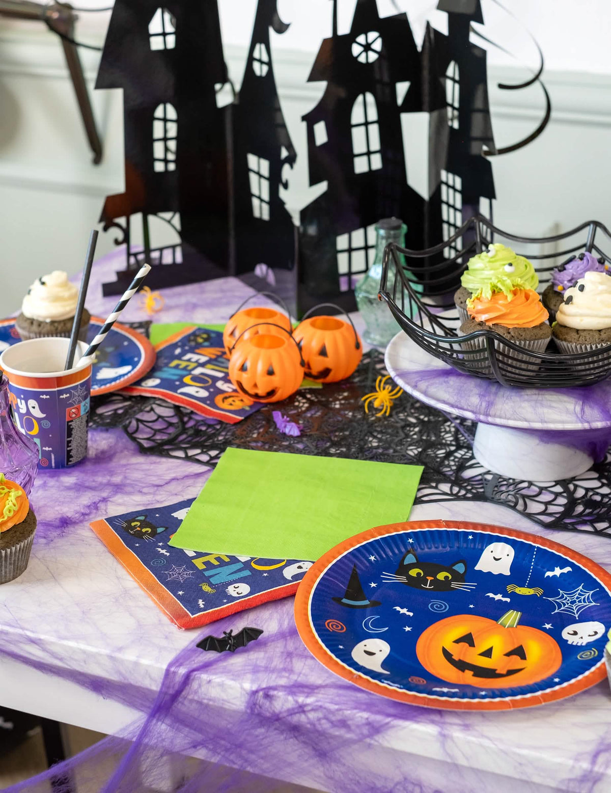 Mise en situación sobre una mesa de halloween servilletas de papel verde lima