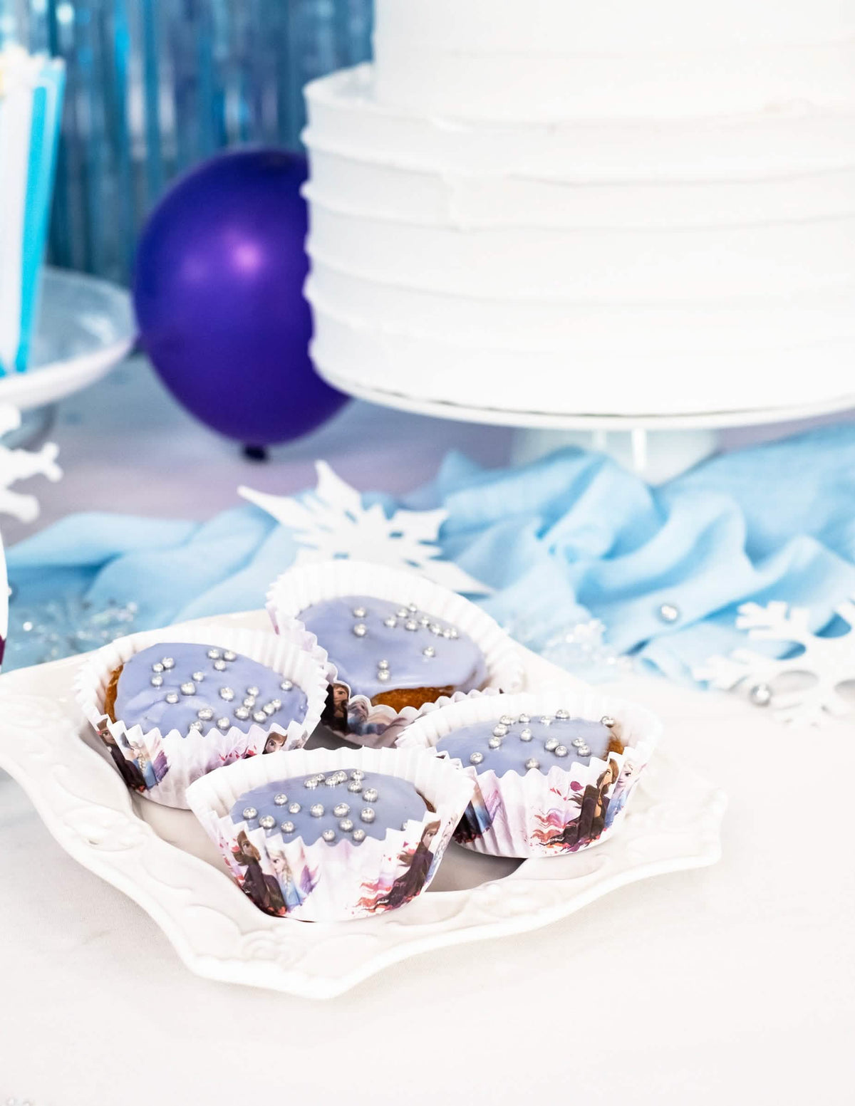 Mise en situación de las cápsulas de papel para cupcake Frozen