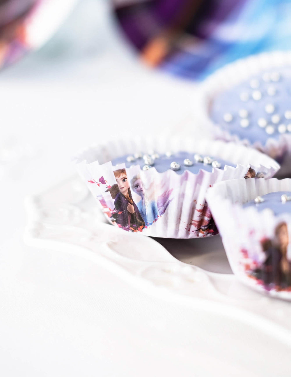 Vista de perfil de las cápsulas de papel para cupcake Frozen