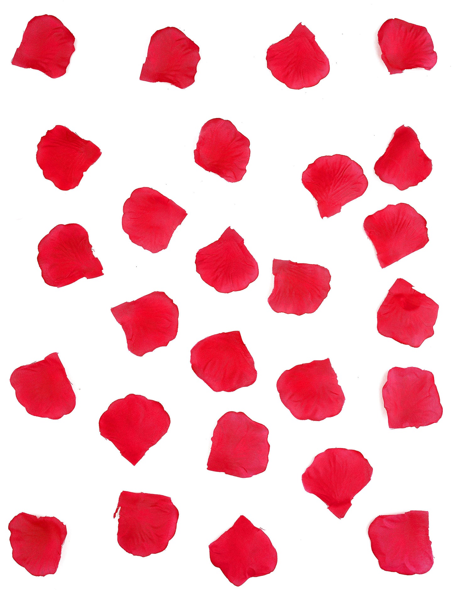 Vue d'ensemble parsemée des pétales de rose pour décoration de fête