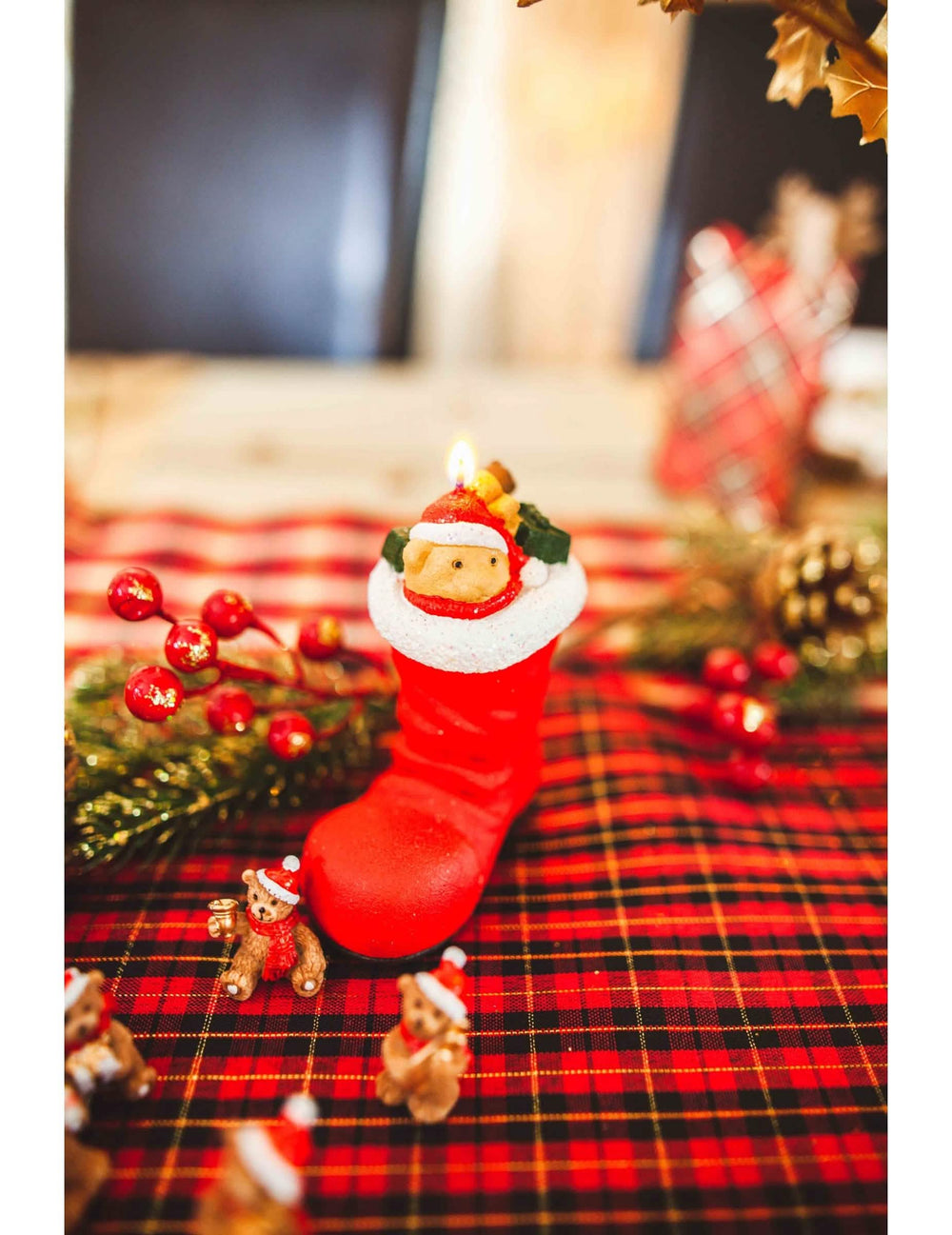 Escena sobre mesa decorada de las 3 velas bota de papá noel con osito