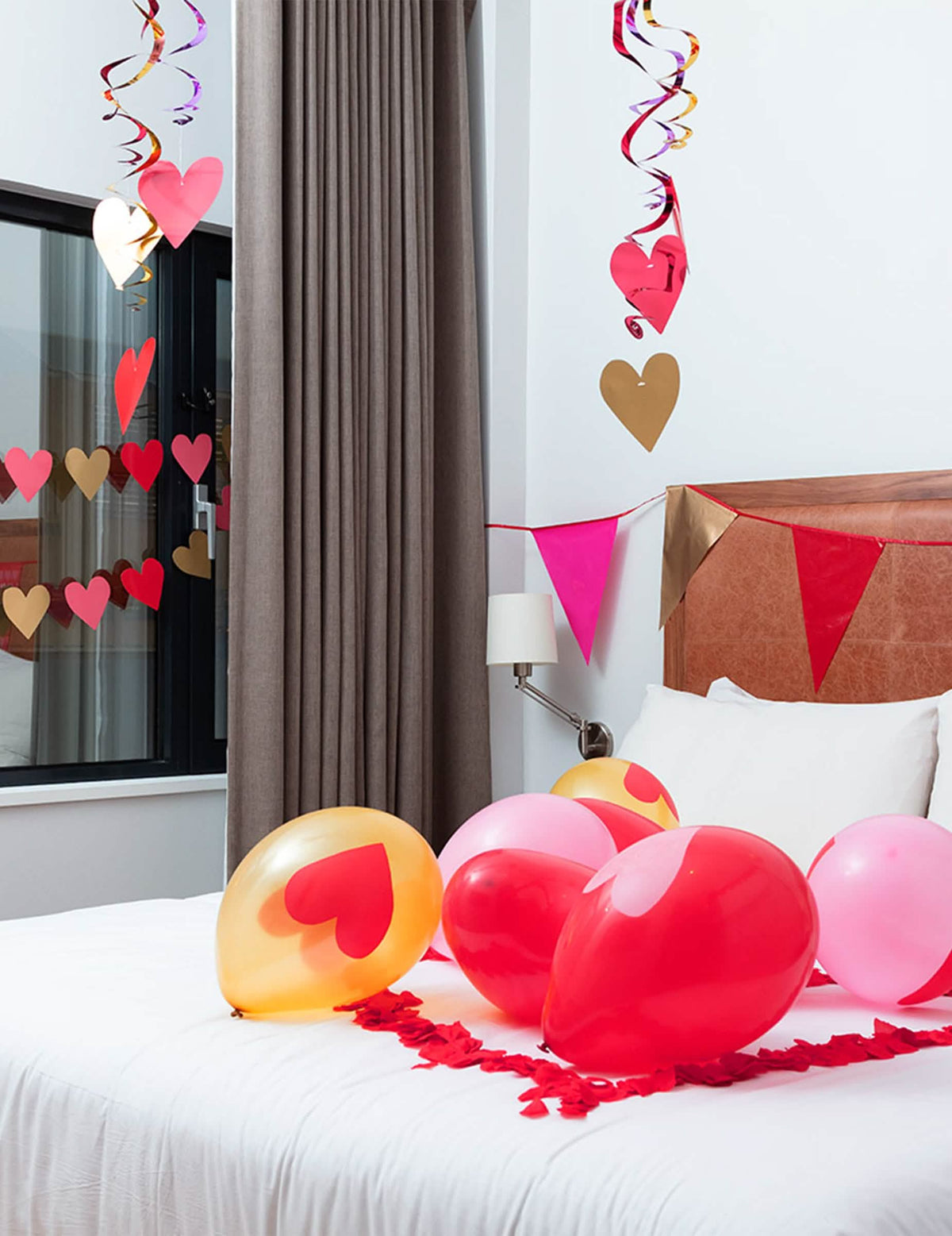 Decoraciones colgantes en espiral con corazones para fiesta rojo rosa y dorado