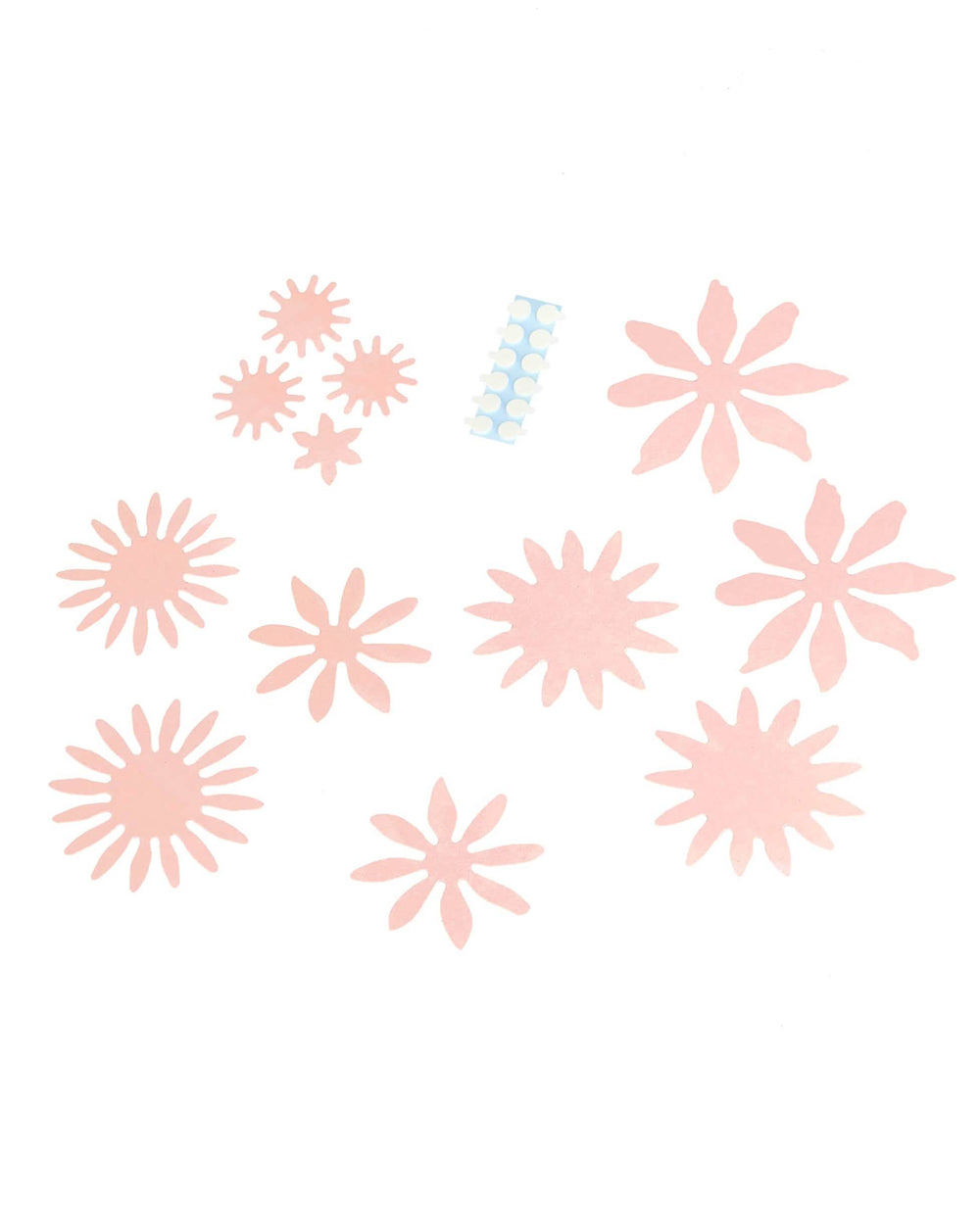 Détail des éléments et des pastilles adhésives des fleurs en papier 3D pour décoration rose poudré