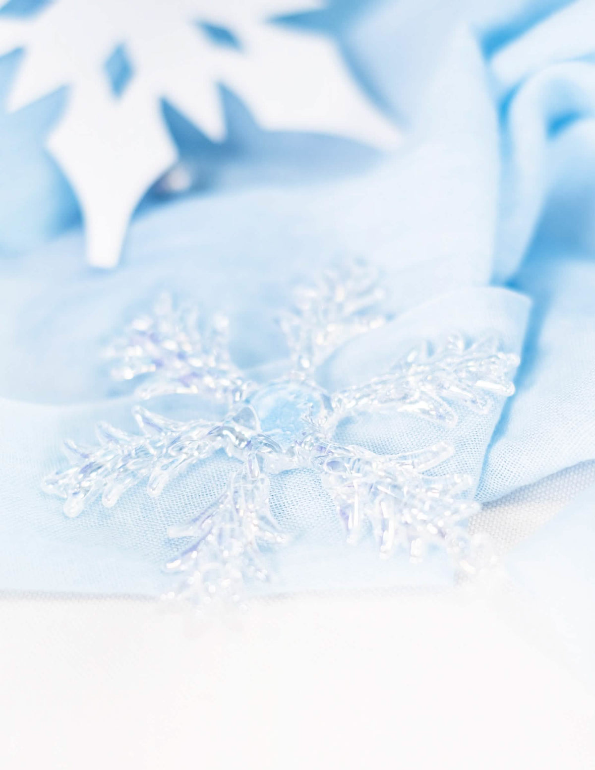 Détail de la transparence du flocons en verre à suspendre pour sapin iridescents