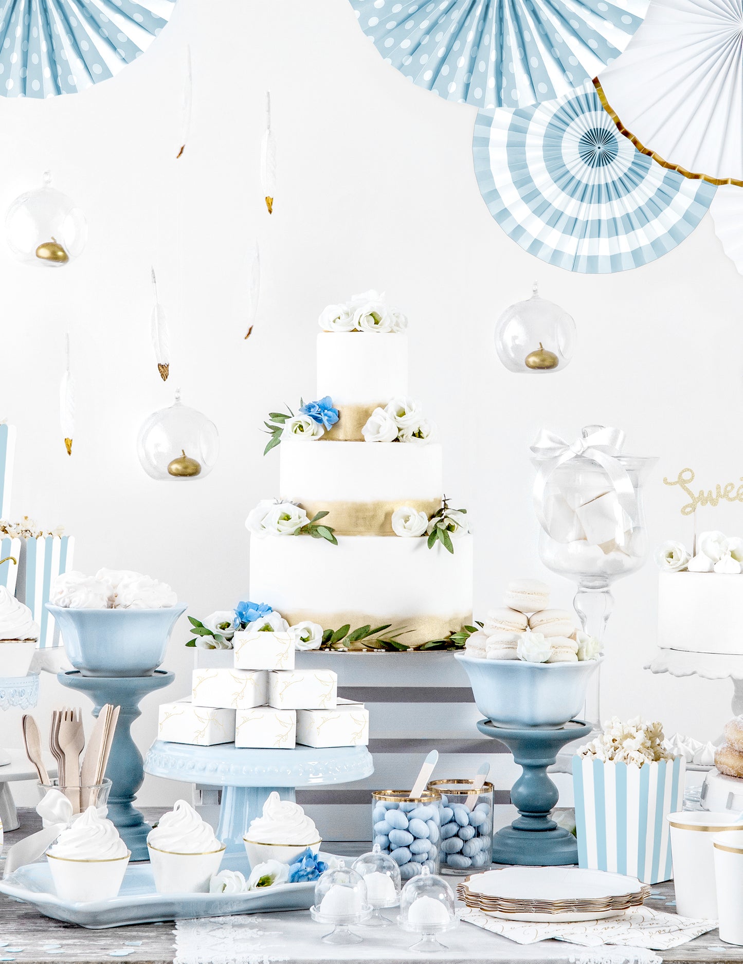 Mise en situation sur une table de fête de la mini cloche en plastique pour dragées transparente