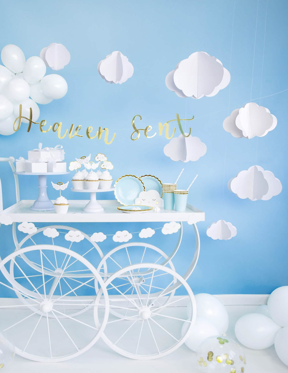 Mise en scène des nuages en carton à suspendre pour décoration
