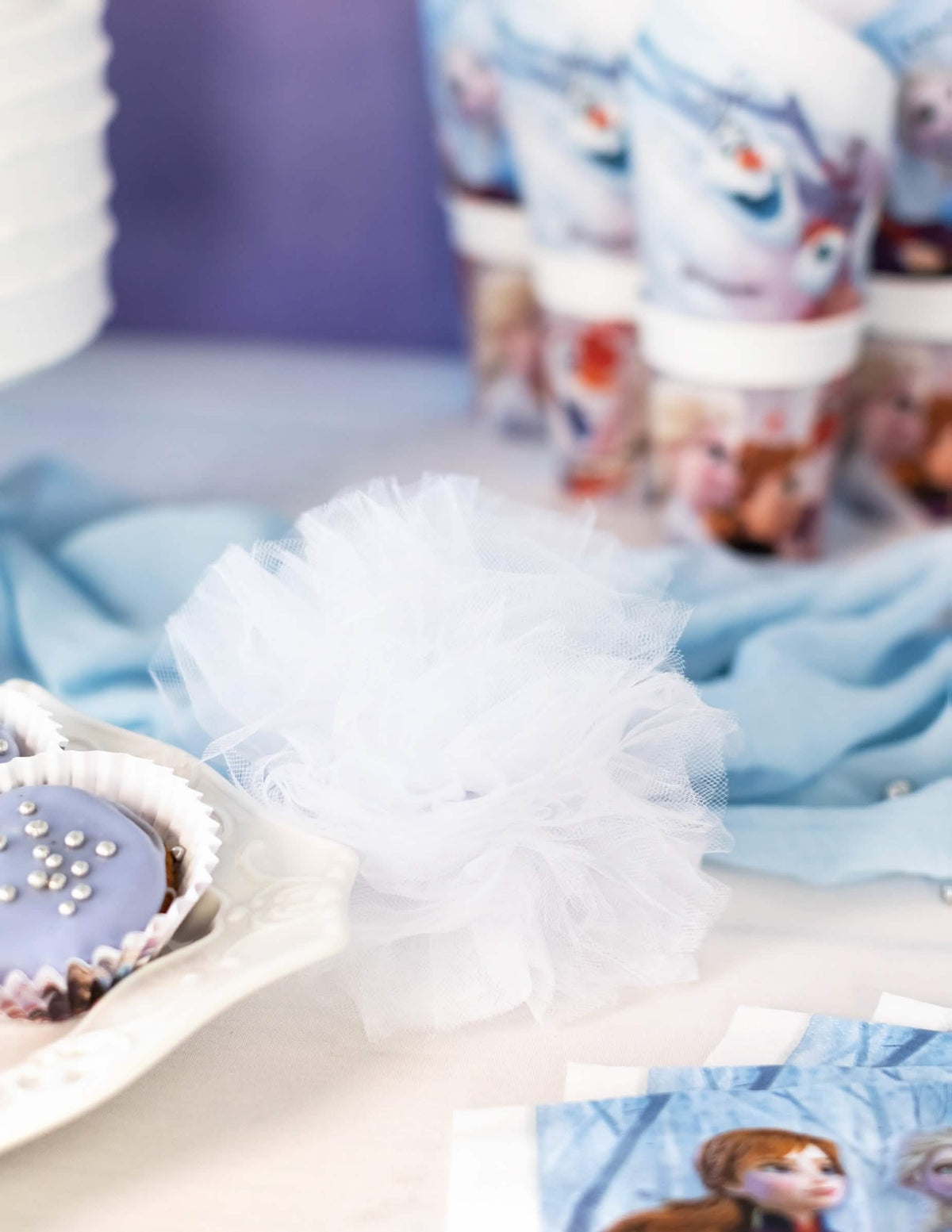 Escenificación de pompones de tul para colgar para decoración blancos