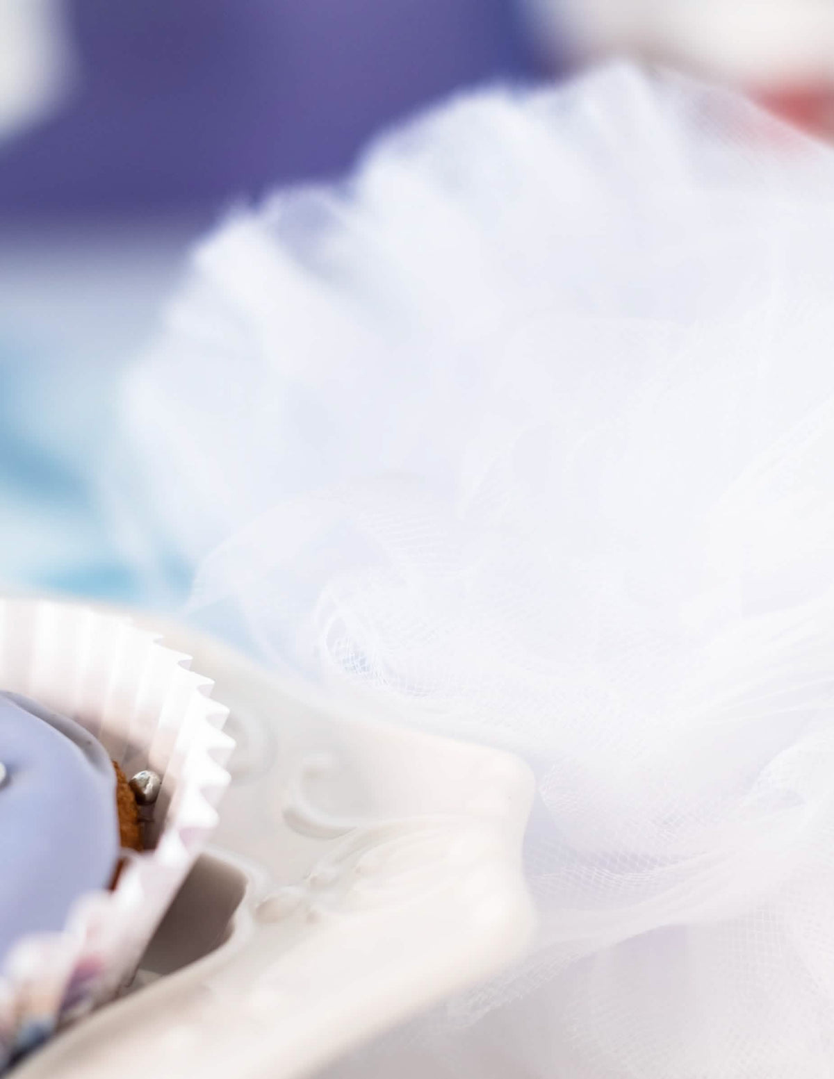 Detalle del aspecto vaporoso de los pompones para colgar de tul para decoración blancos