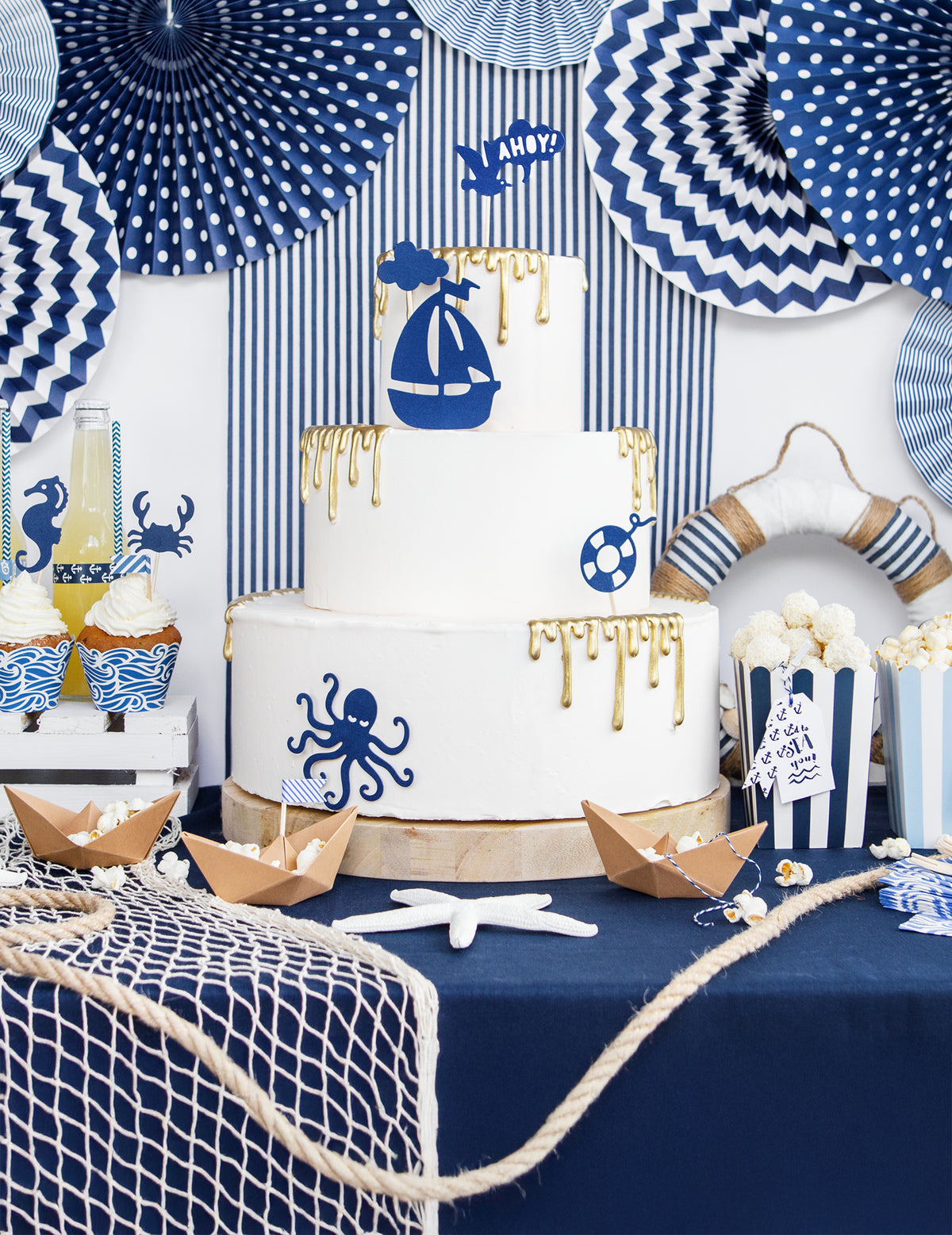 Mise en scène de buffet marin des 3 rosaces en papier bleu marine à motifs