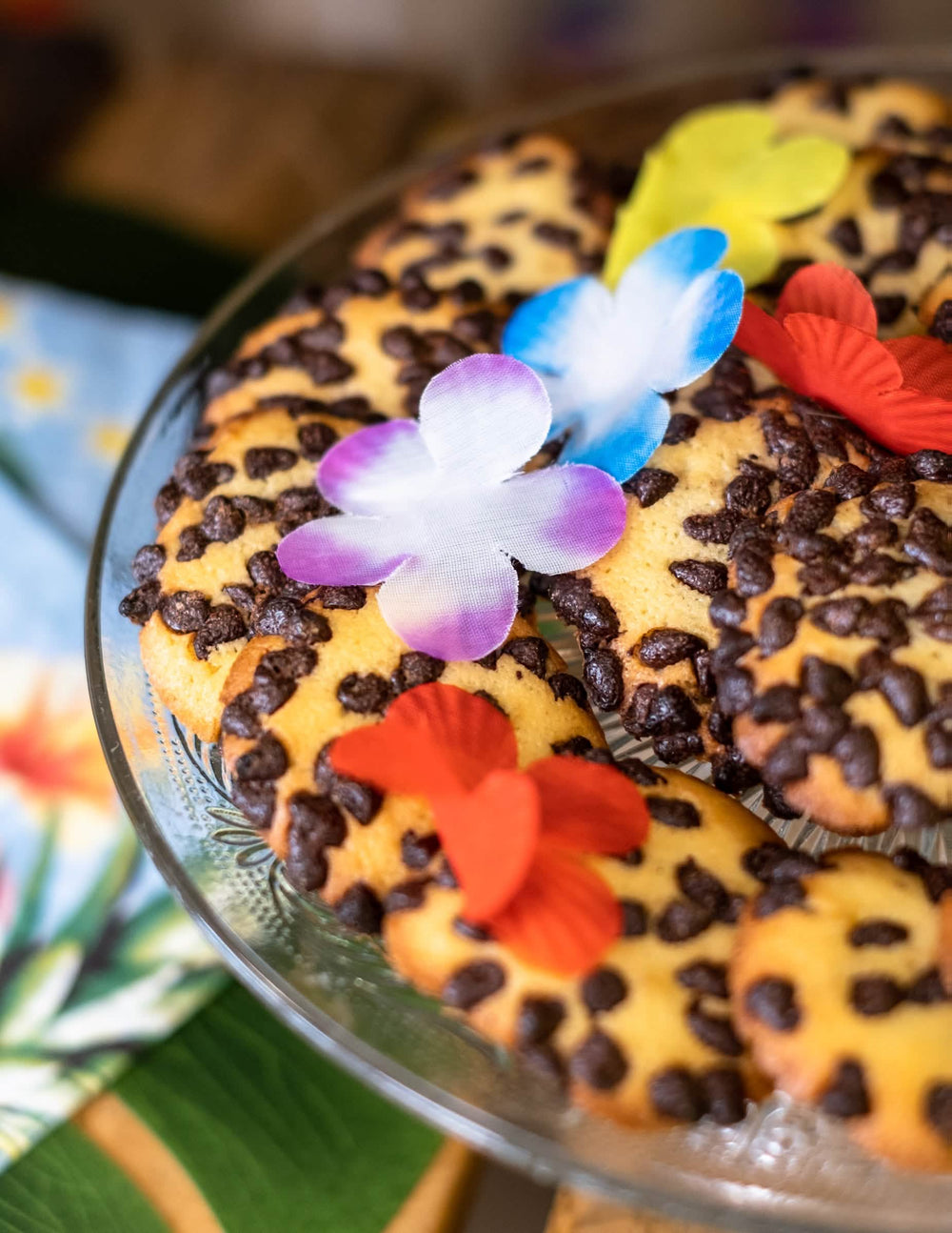 Escena con pasteles de flores decorativas hawái