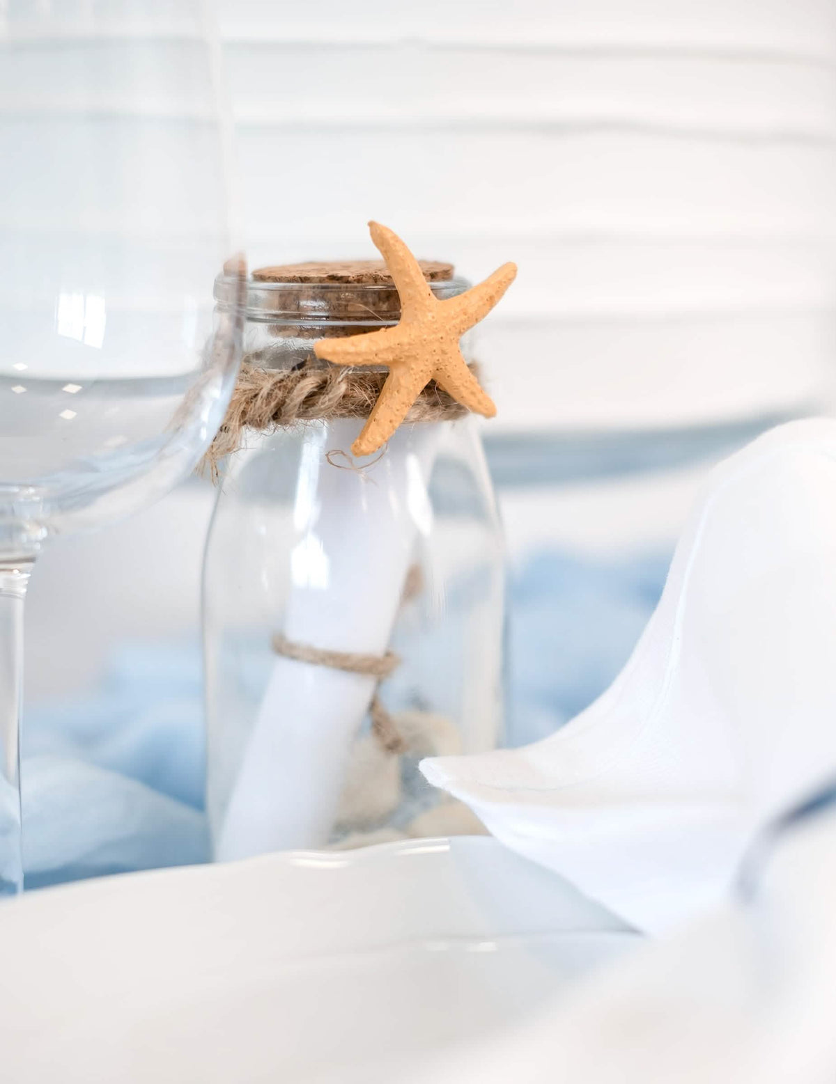 Mise en situation sur une bouteille à message des étoiles de mer en résine décoration thème mer