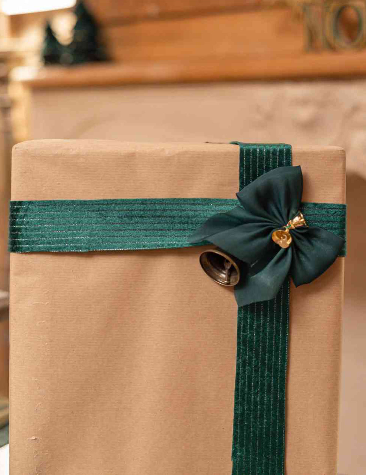 4 lazos con cascabeles verde oscuro y dorado 9 x 10 cm