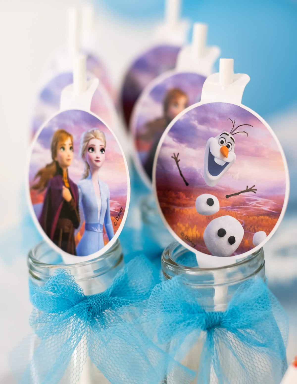 Primer plano de la ilustración de Olaf de las pajitas con medallones de cartón Frozen 2