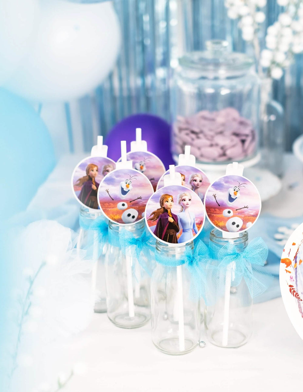 Mise en situación de las pajitas medallones de cartón Frozen 2