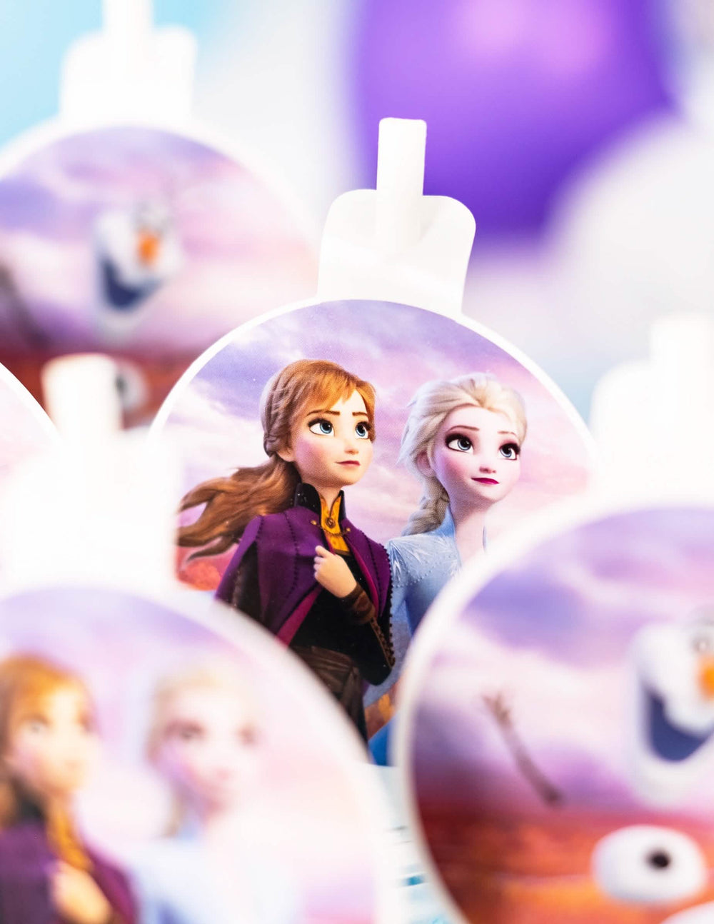 Primer plano de la ilustración de Anna y Elsa de las pajitas medallones de cartón Frozen 2