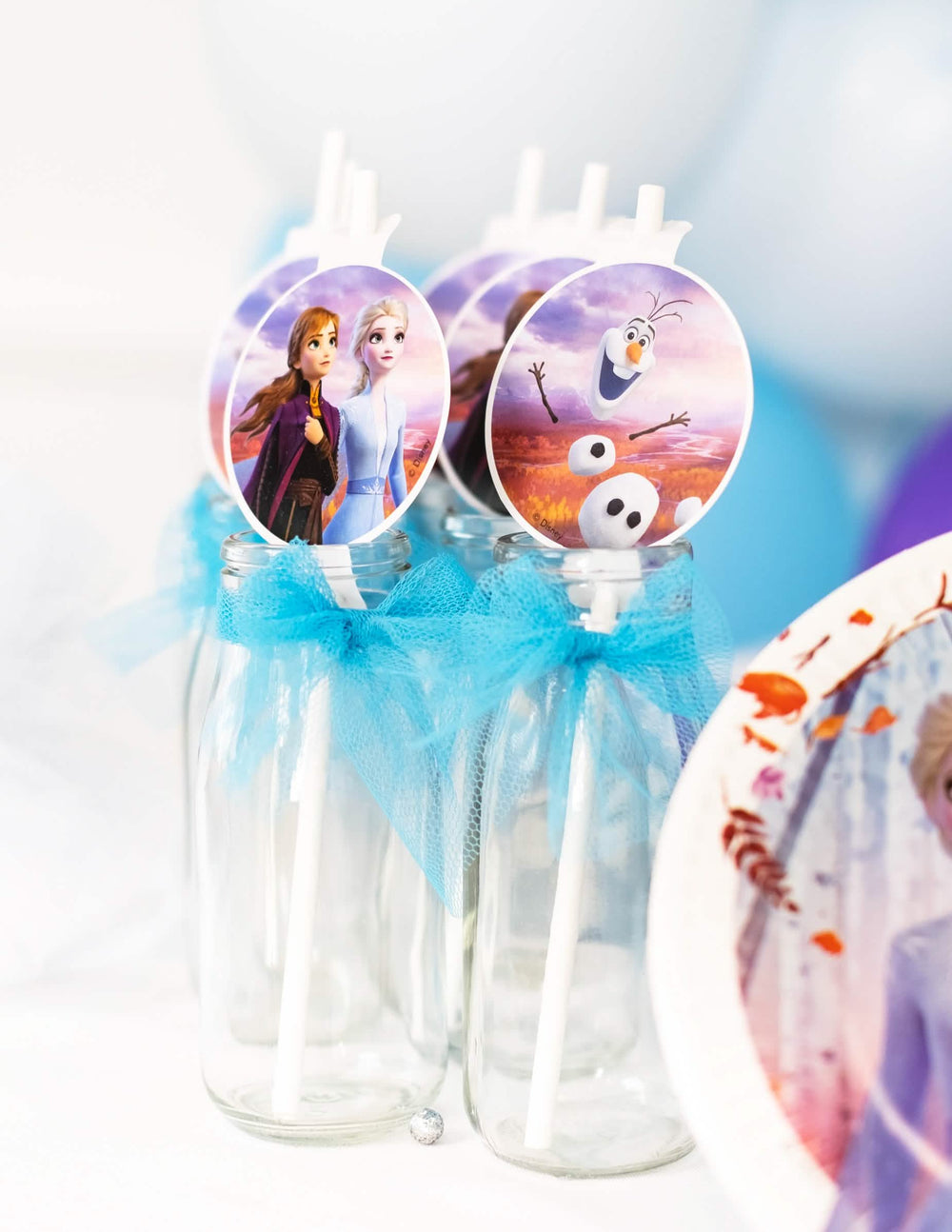 Detalle de la presentación de las pajitas con medallones de cartón Frozen 2