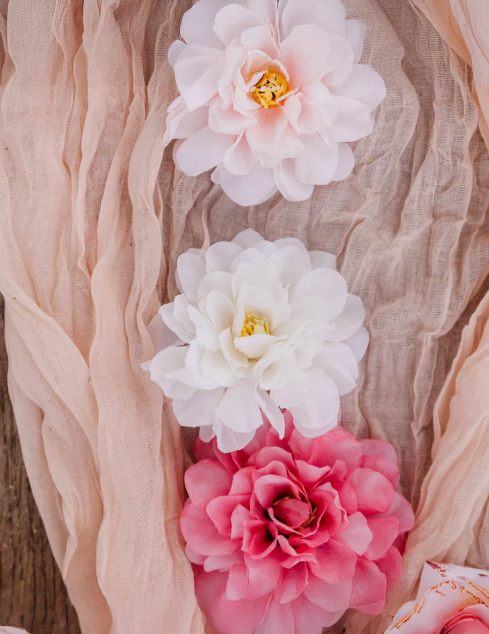 Vue de dessus des 4 pivoines pour décoration crème en tissu