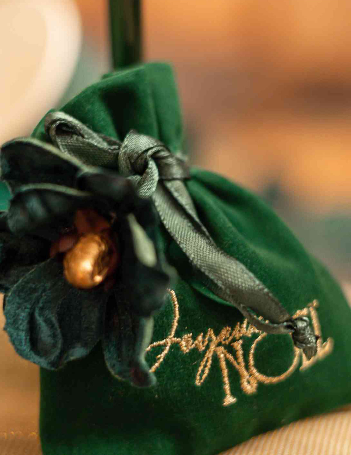 4 saquitos Feliz Navidad terciopelo verde oscuro y oro 9,5 x 11,5 cm