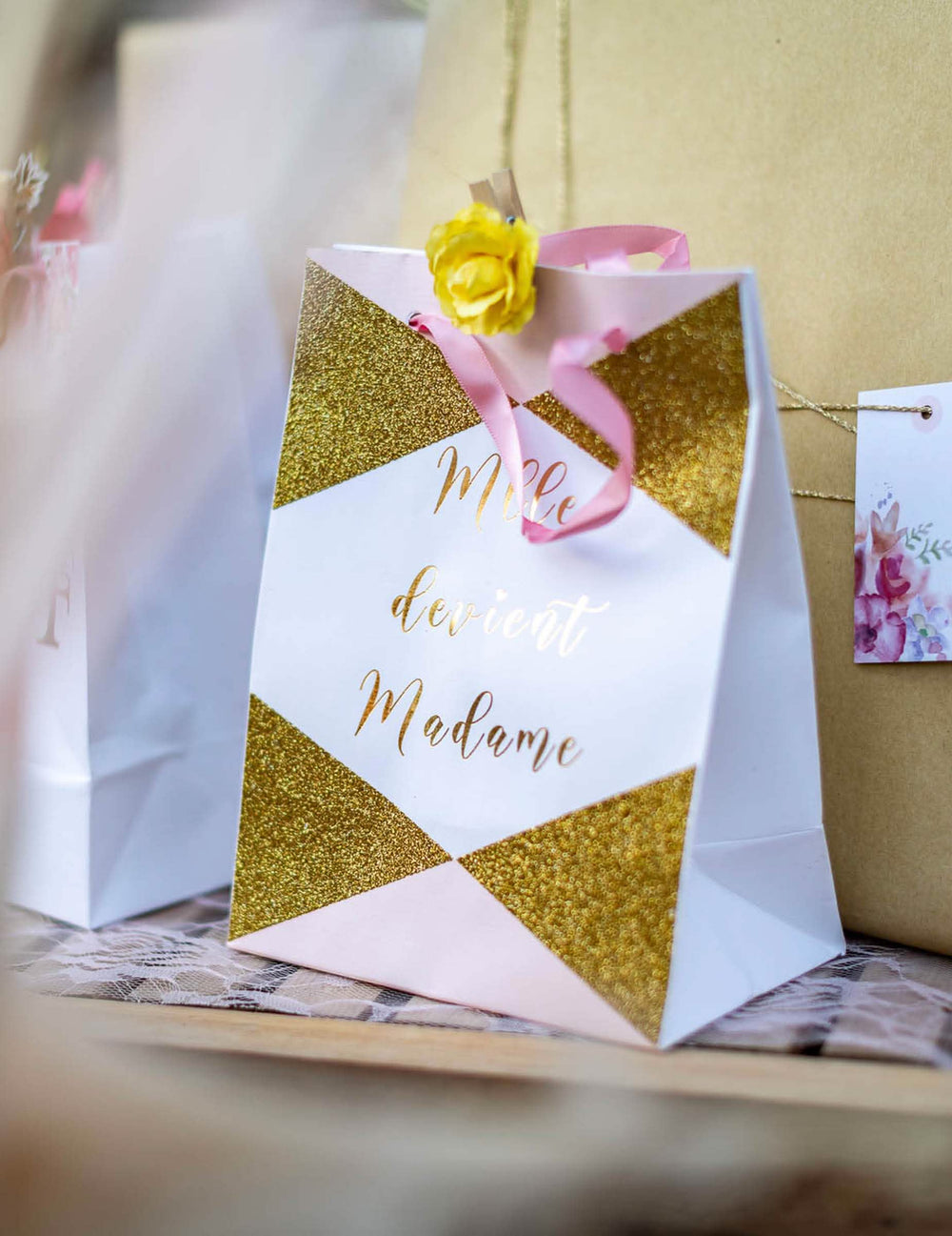 Mise en situation des sacs en carton Mlle devient madame pour future mariée
