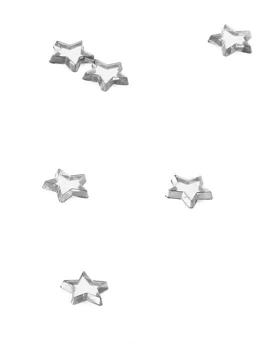 Gros plan sur plusieurs du confettis de table étoiles miroir pour fête