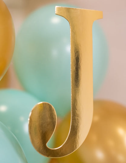 Détail de la lettre J dorée des lettres adhésives pour cubes ballons
