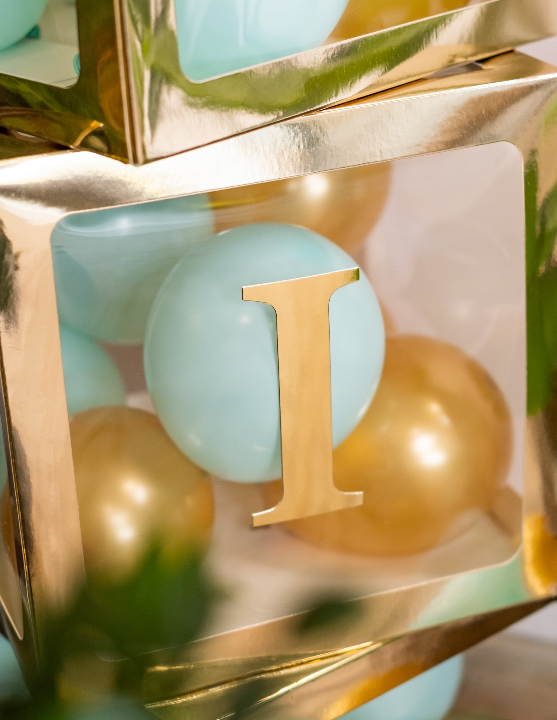 Détail de la lettre I dorée des lettres adhésives pour cubes ballons