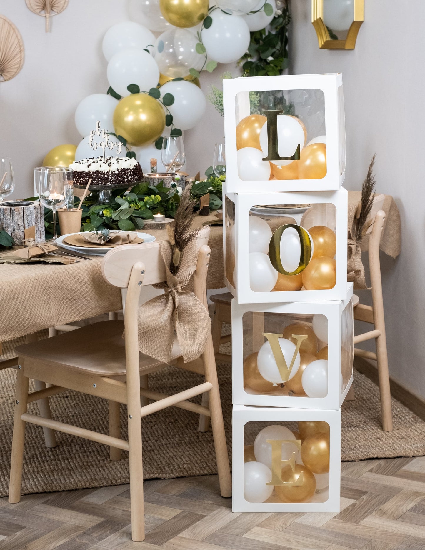Mise en situation formant le mot LOVE des lettres adhésives pour cubes ballons couleur or