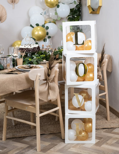 Mise en situation formant le mot LOVE des lettres adhésives pour cubes ballons couleur or