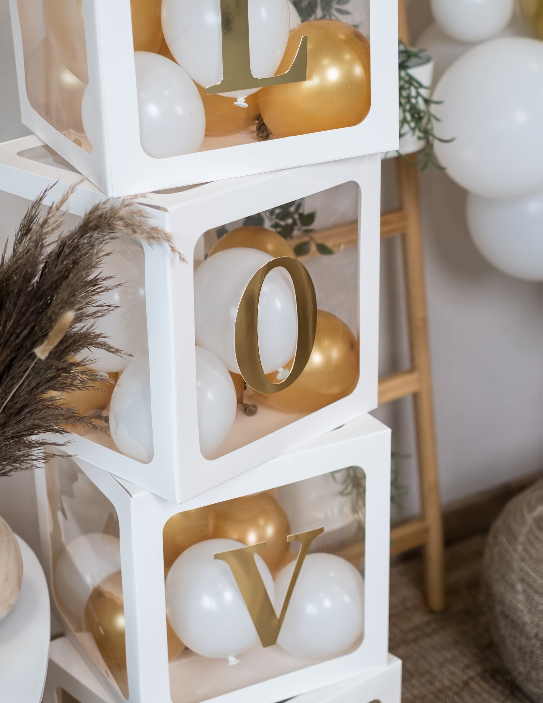 Gros plan sur les lettres L, O et V des lettres adhésives pour cubes ballons couleur or