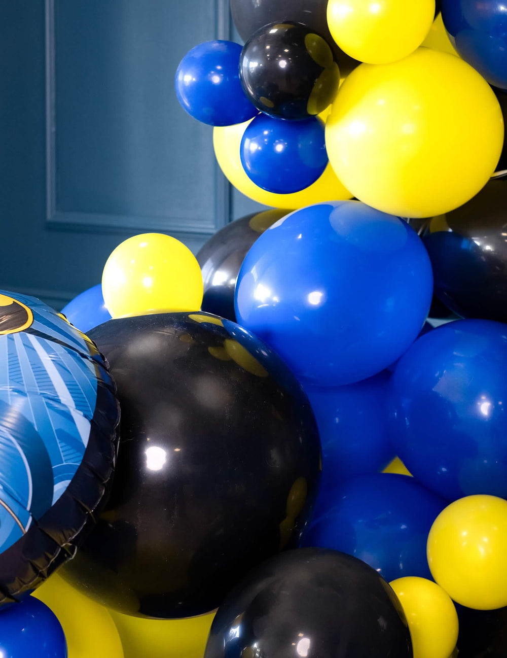 Primer plano del montaje de los globos gigantes de látex negros