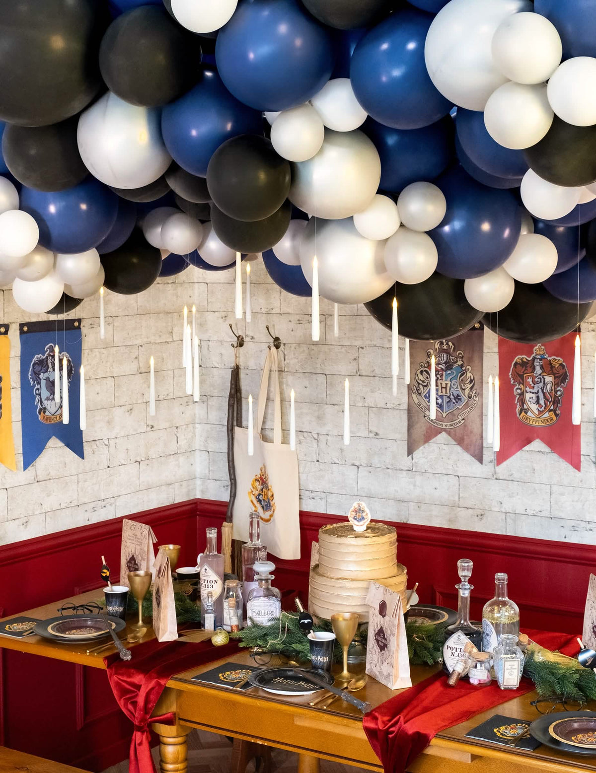 Puesta en escena de fiesta de globos gigantes de látex negros