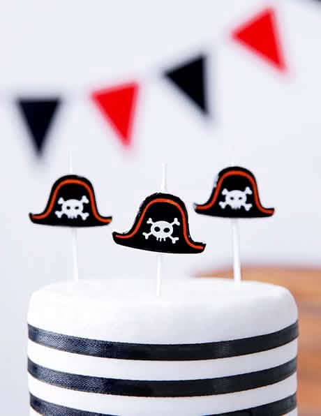 Mise en situation des bougies d'anniversaire sur pic chapeaux pirates