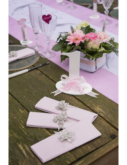 Mise en situation sur des serviettes de table des minis nœuds organdi à tirer pour décoration roses