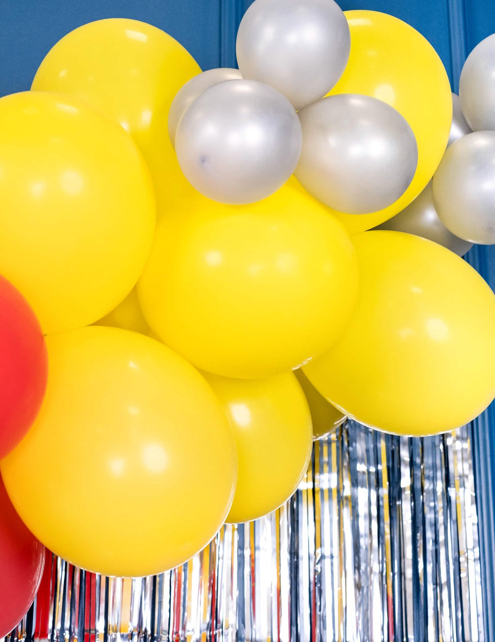Primer plano del arreglo de los 50 globos amarillos