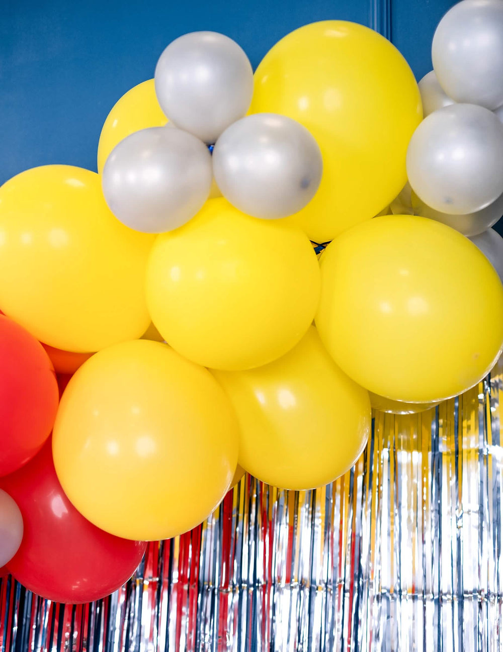 Detalle de la decoración festiva con los 50 globos amarillos