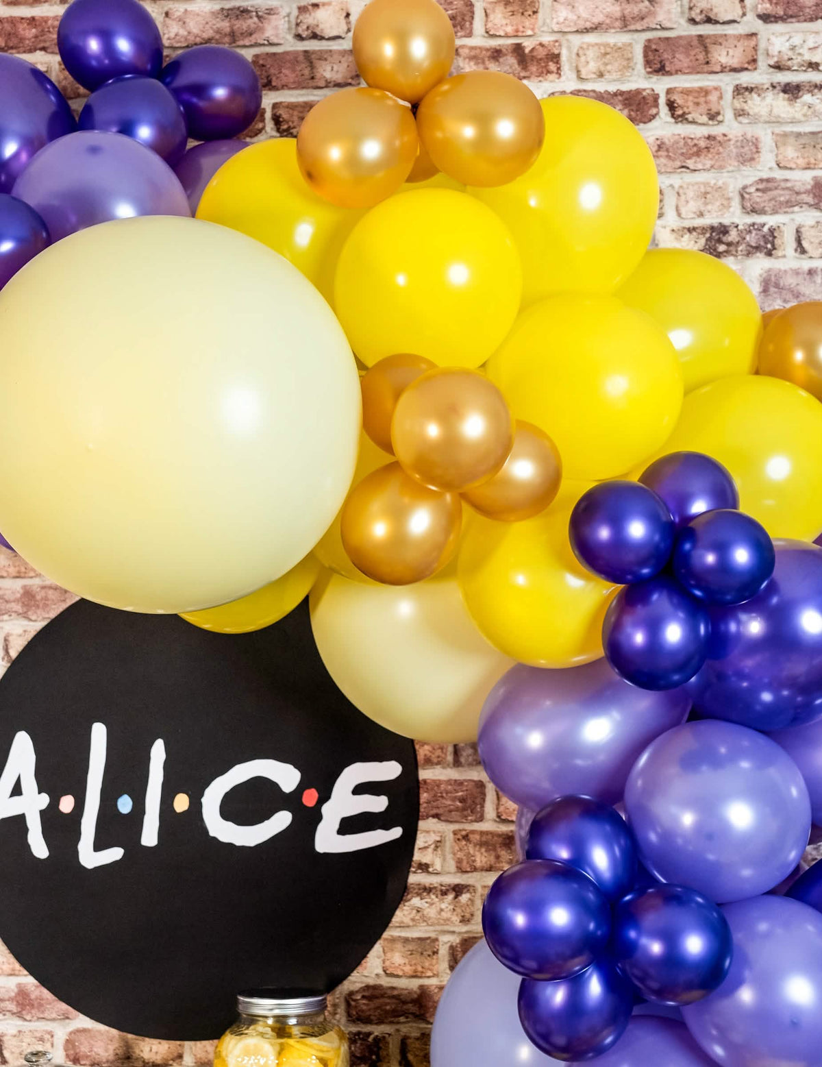 Puesta en escena en un arco de fiesta de 50 globos amarillos