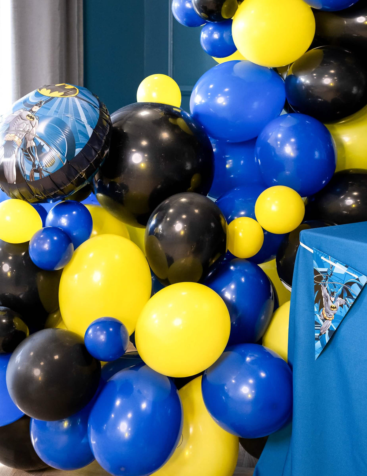 Situación en un arco de globos Batman de 50 globos amarillos