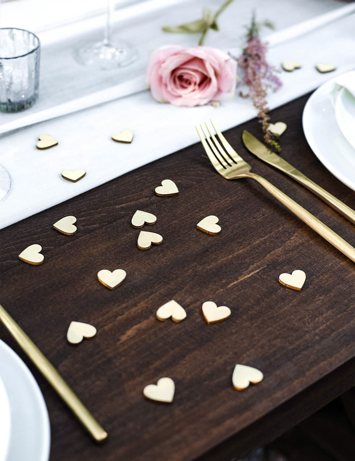 Mise en situation de table des confettis en bois cœurs pour mariage naturel