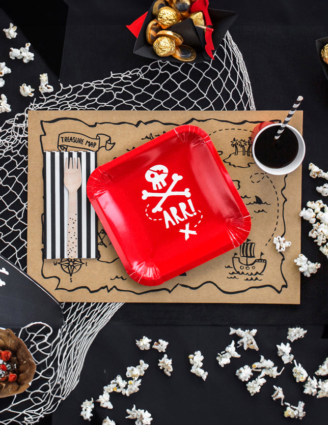 Mise en scène de table des assiettes en carton fête de pirate