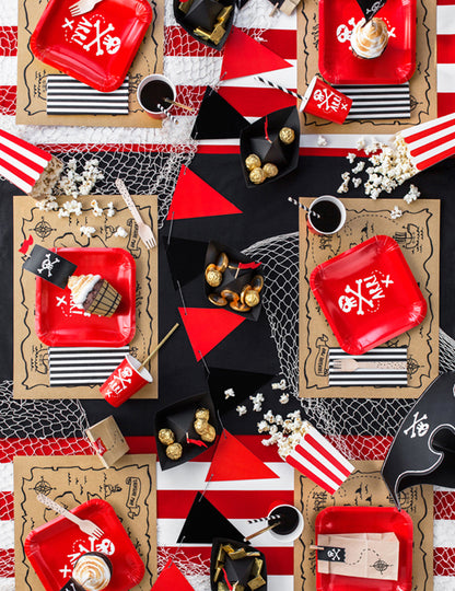 Vue plongeante de la décoration de table des assiettes en carton fête de pirate pour enfant