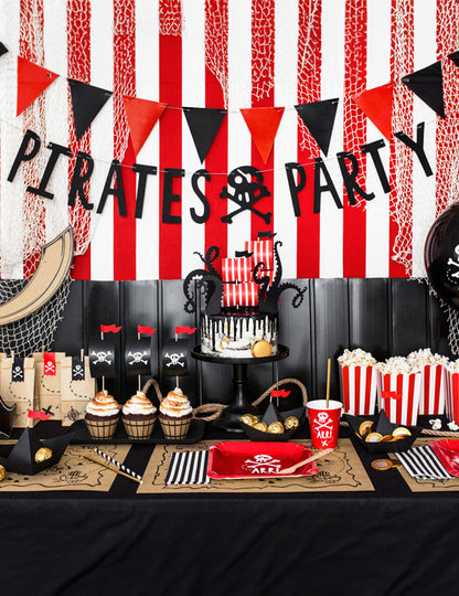 Mise en situation d'anniversaire des assiettes en carton fête de pirate