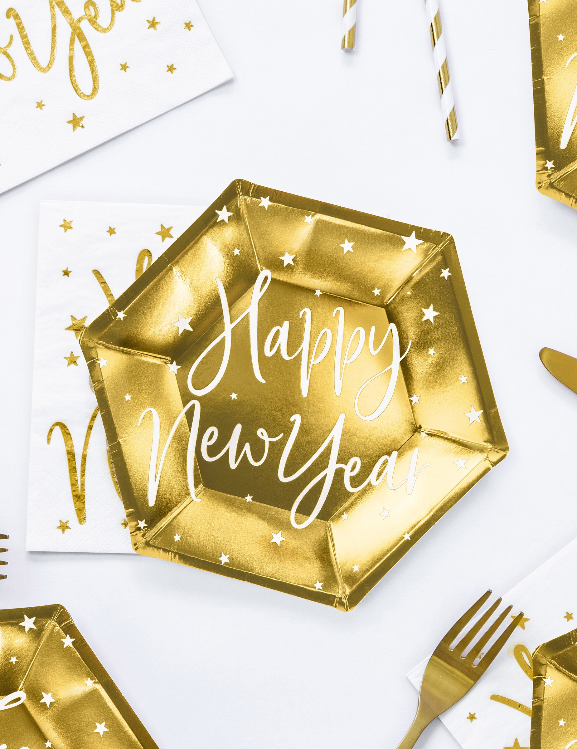Mise en situation sur une table de fête des assiettes en carton Happy New Year