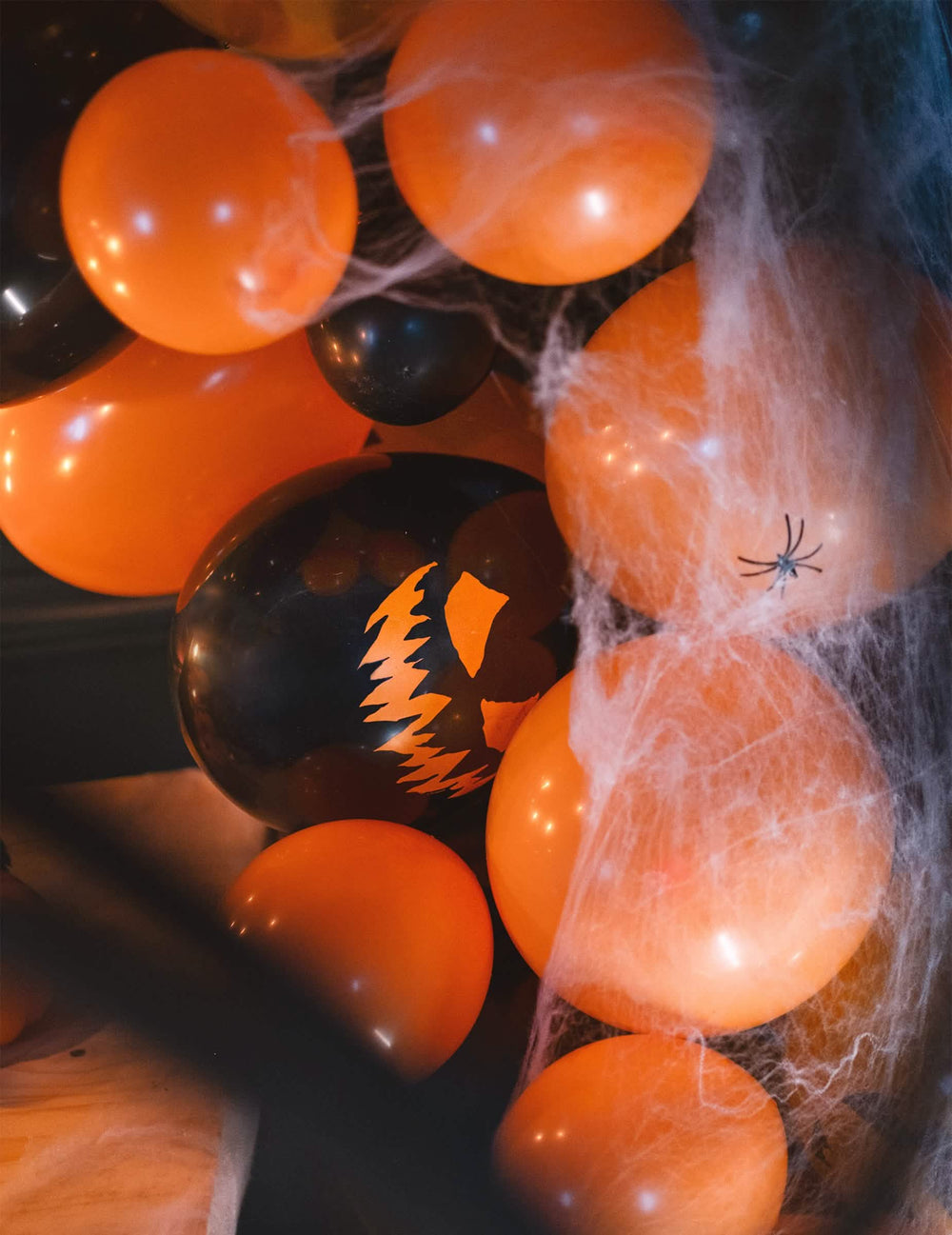 Primer plano de la telaraña de los globos calabazas aterradora