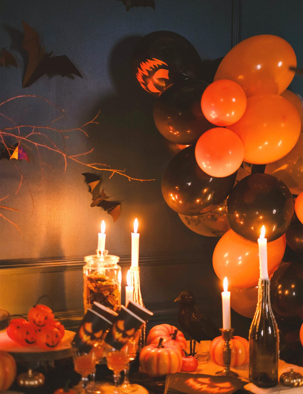Escenario decorativo de halloween con globos de calabazas terroríficas
