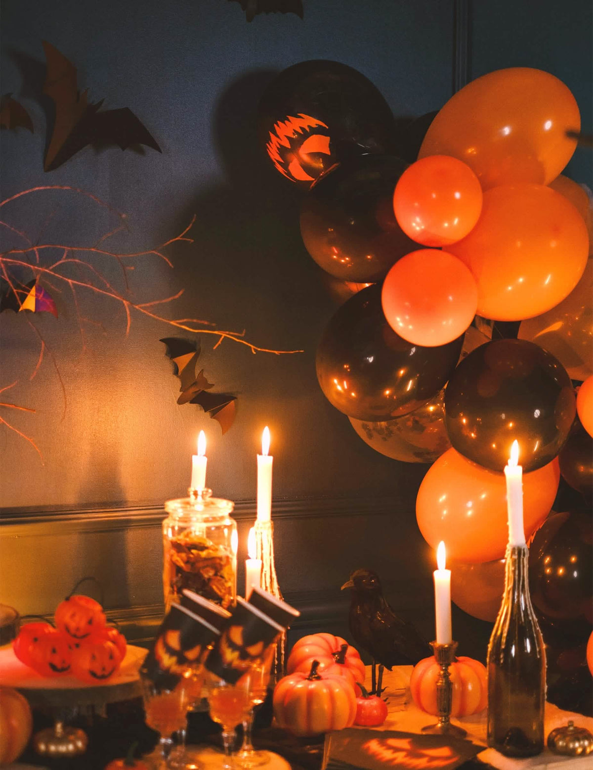 Escenario decorativo de halloween con globos de calabazas terroríficas