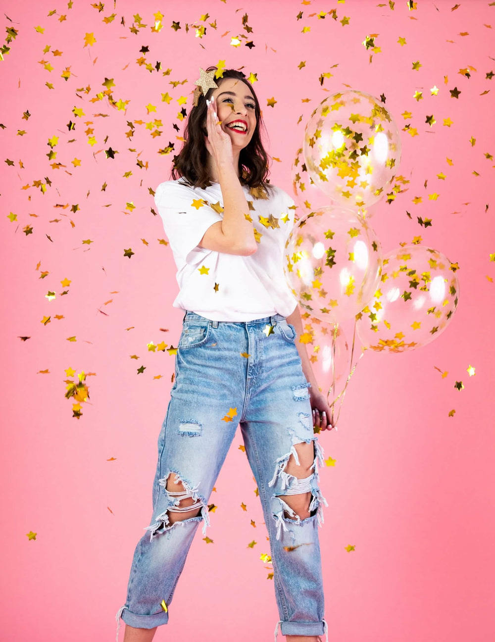 Puesta en escena festiva con un modelo del globo de látex transparente con estrellas doradas