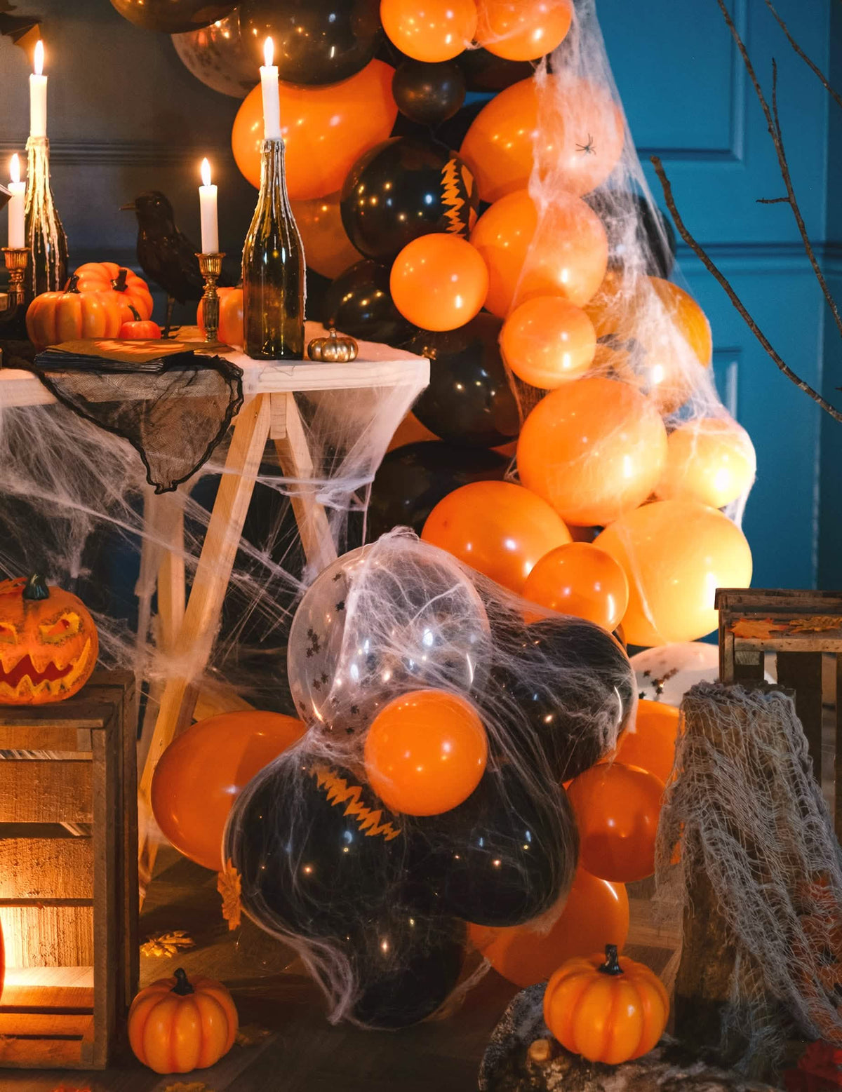 Puesta en escena de decoración de globos de látex arañas para fiesta