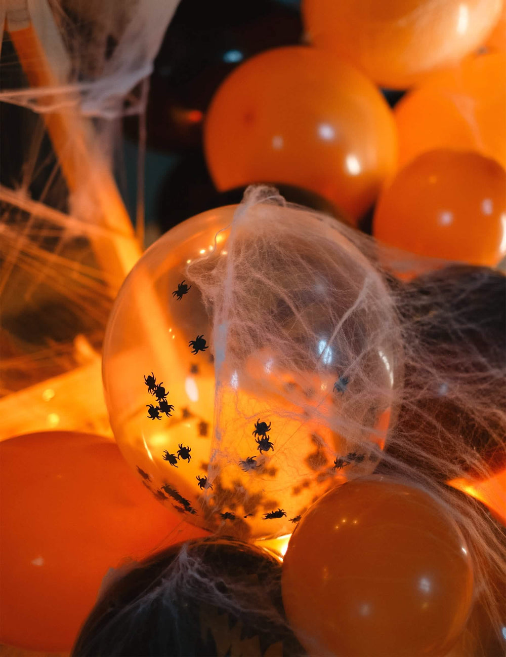Primer plano de los confetis y la telaraña de los globos de látex arañas para fiesta