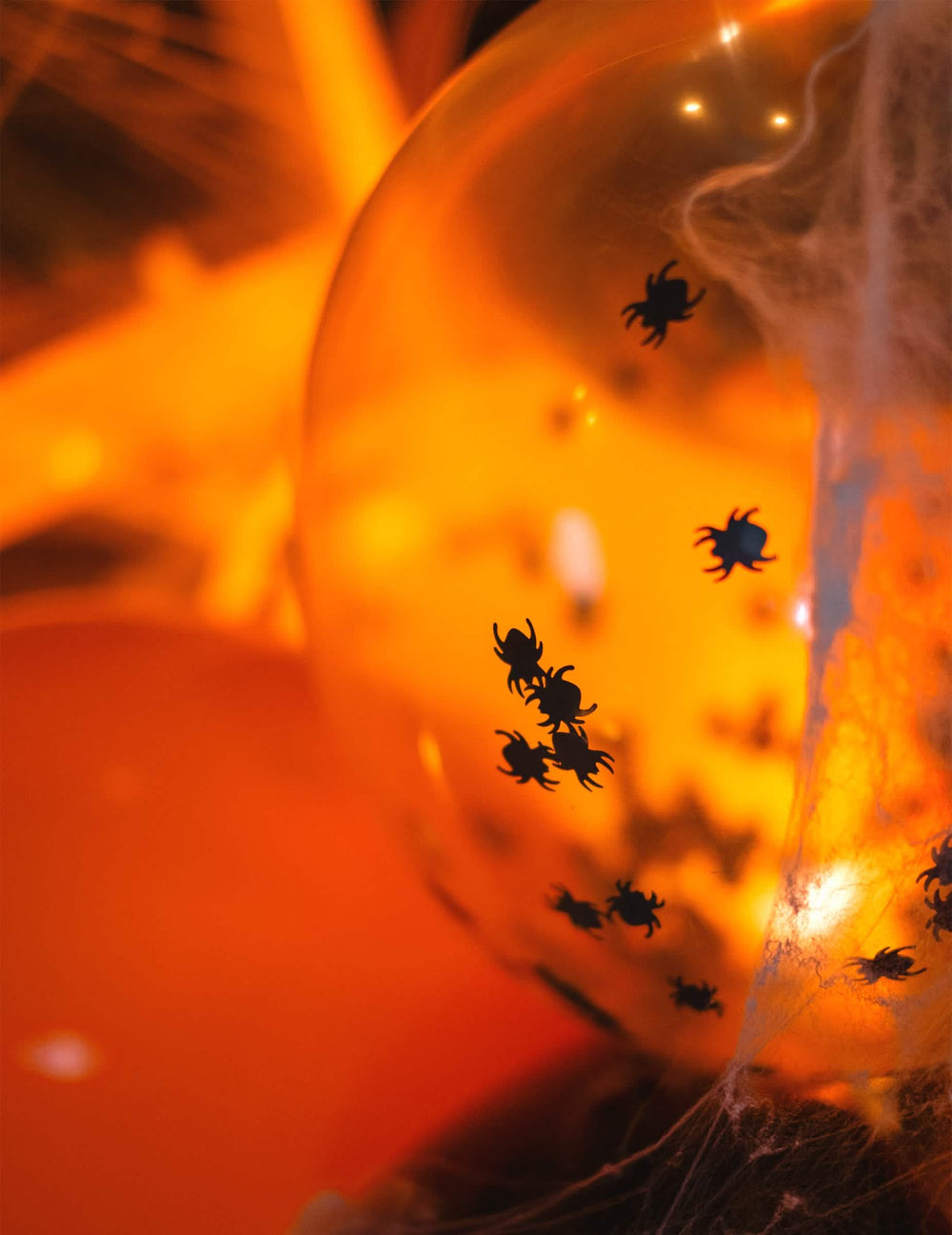 Detalle de los confetis de arañas de los globos de látex de arañas para fiesta